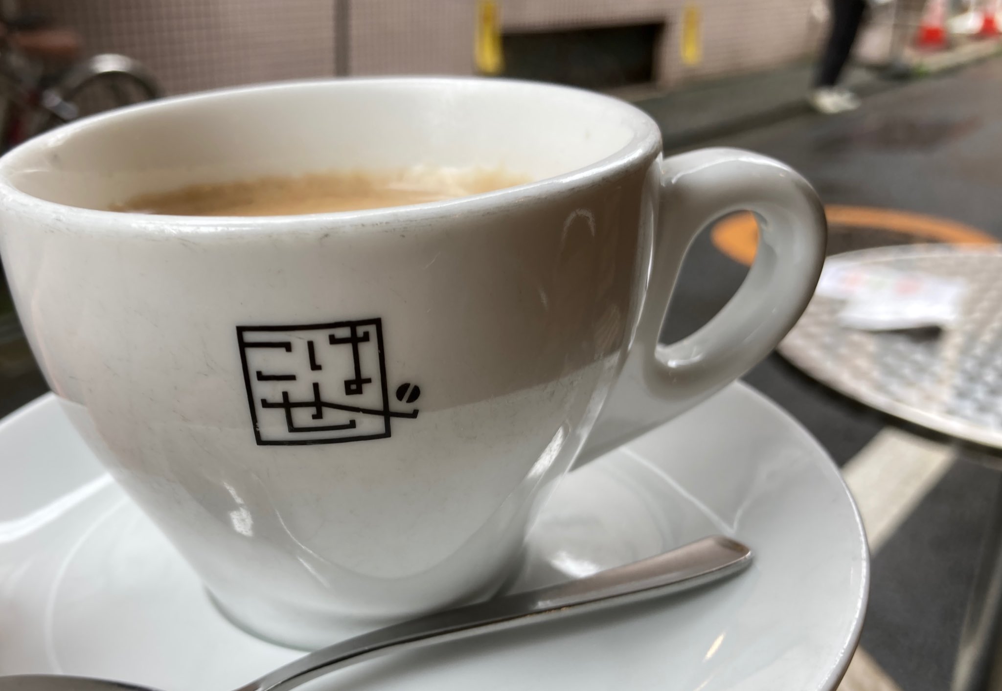 このお店のテラス席で飲む珈琲、この場所で過ごす時間がとても好きです。今のお店にも、まだまだ通いたい