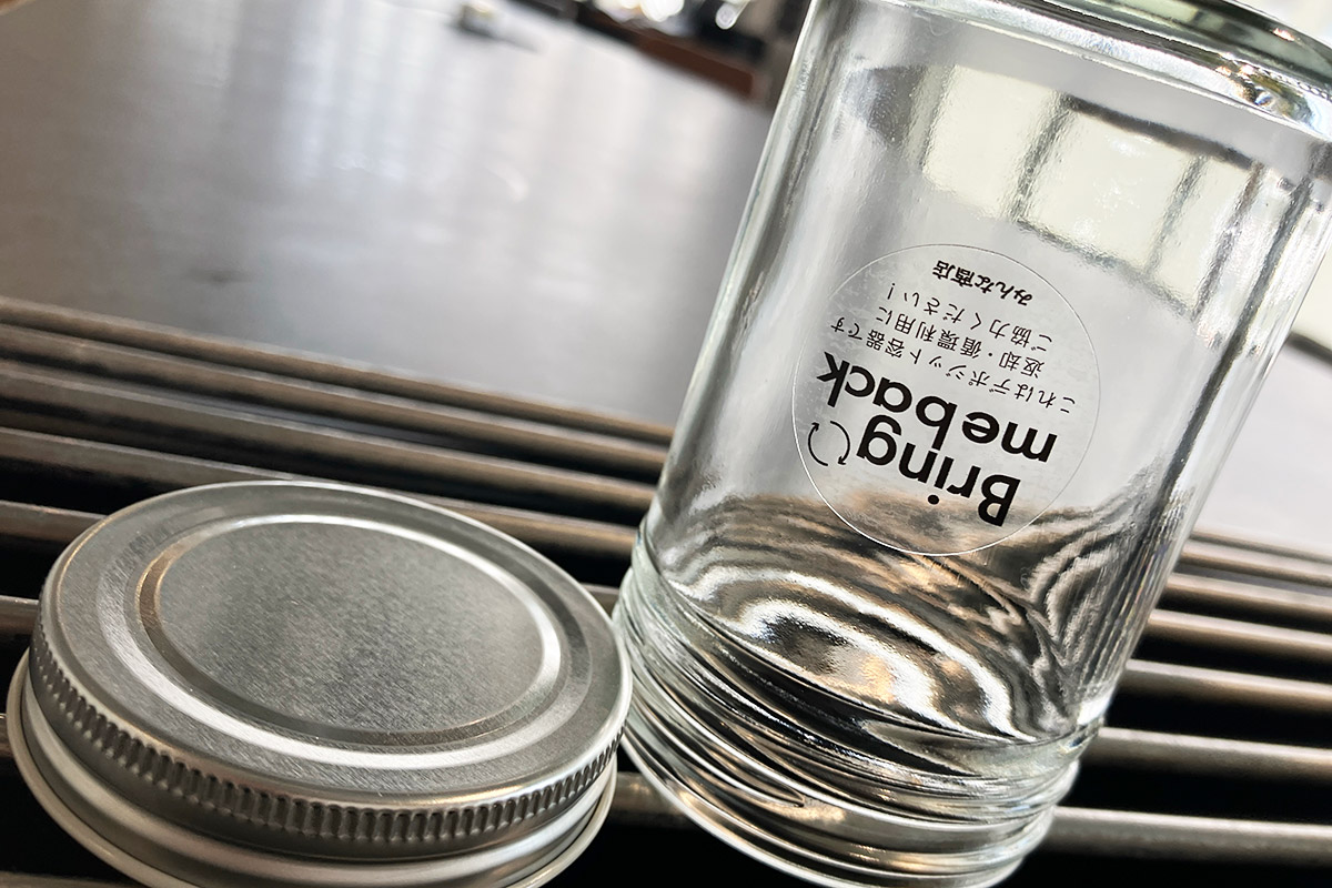 入れ物は洗って次回持って行くと100円引きになります、