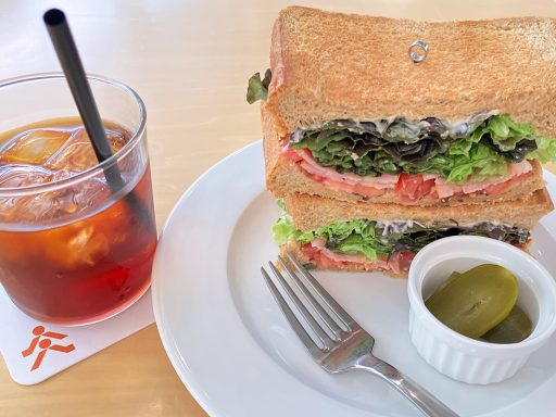 『TOGO』の「BLT SANDWICH」と「COLD BREW」1650円（税込）