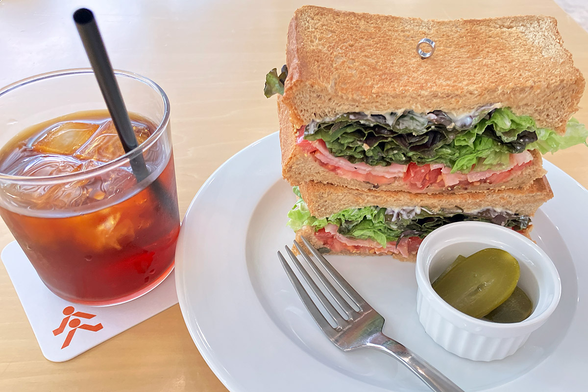 『TOGO』の「BLT SANDWICH」と「COLD BREW」1650円（税込）