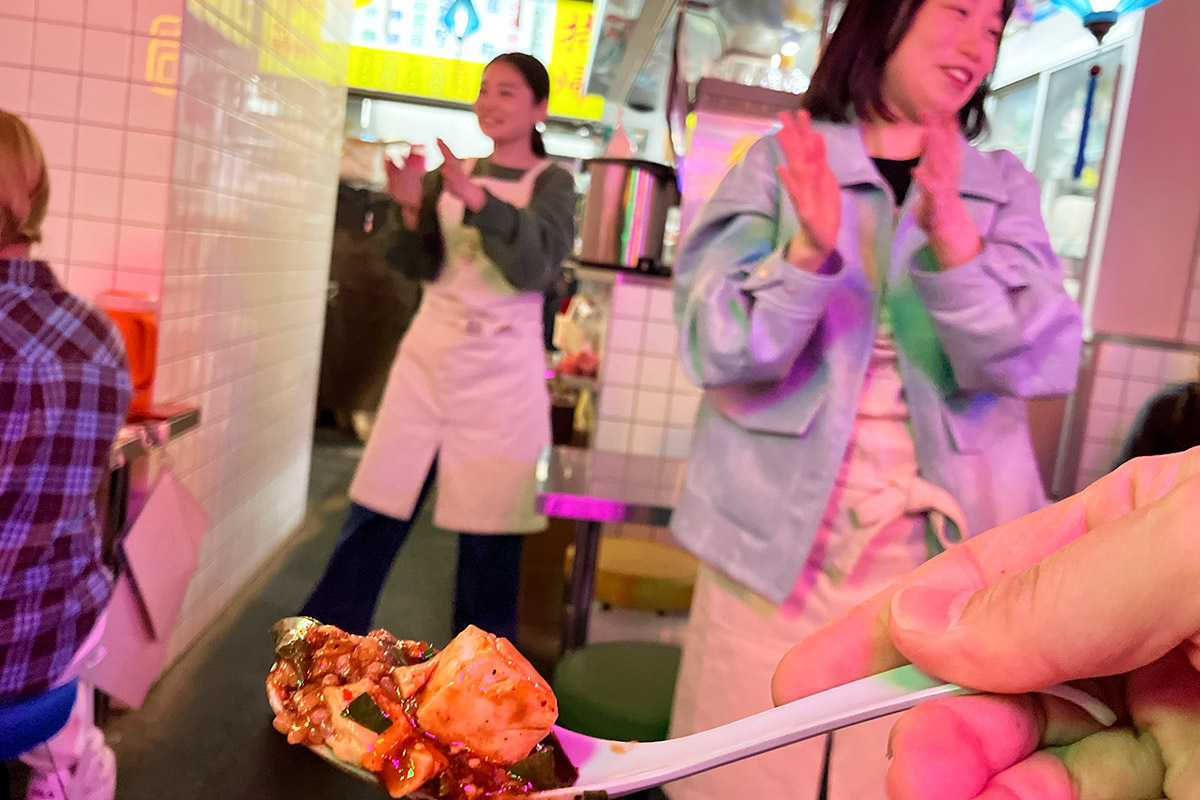 なんかやってるけど、麻婆豆腐旨し。陳麻婆を名乗っているだけのことはあり、刺激が素晴らしい