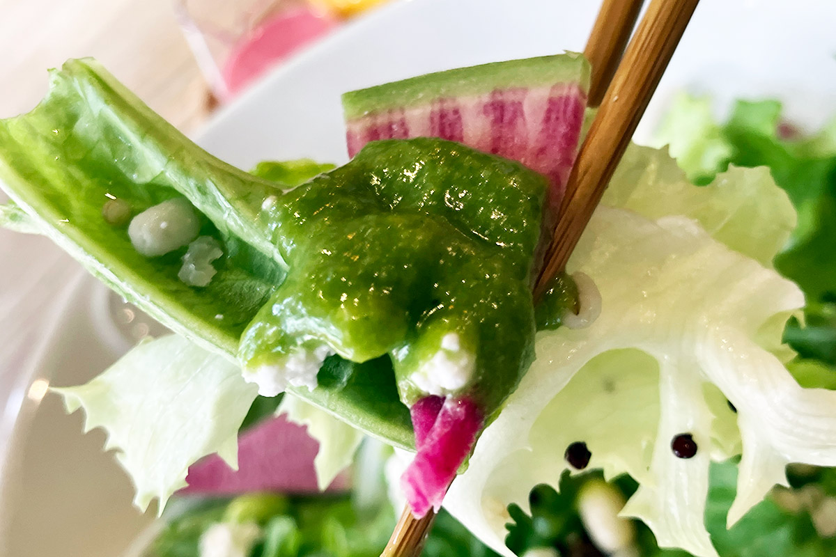 ドレッシングも美味しいし、サラダのお野菜がこれまた美味しい。ちなみにこれは小松菜のドレッシング