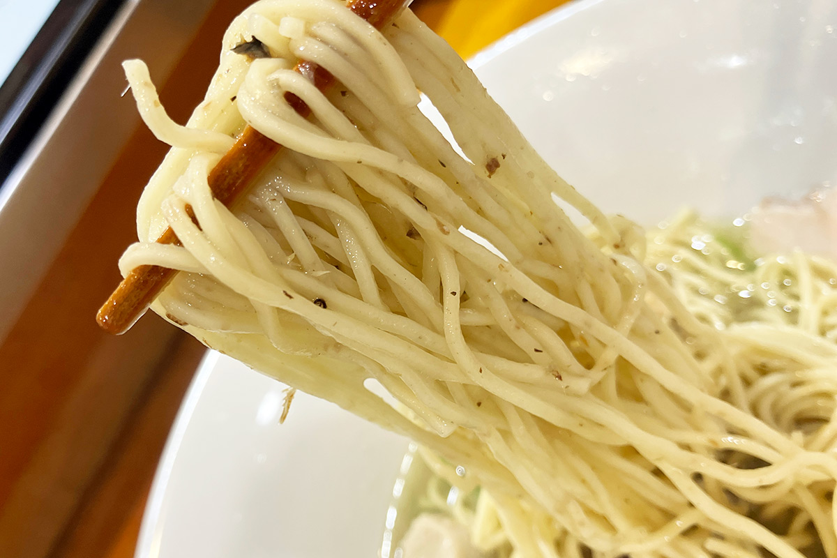 麺に絡むニボ玉、煮干しの味わいを存分に感じることができます