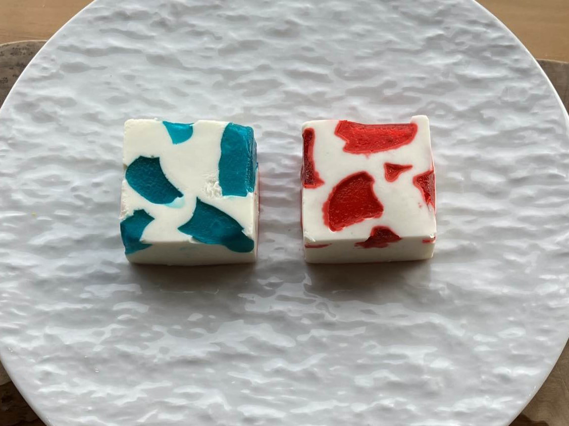 【牛乳石鹸×グルメ】
赤箱&青箱をイメージした2種ミルクレアチーズケーキが登場