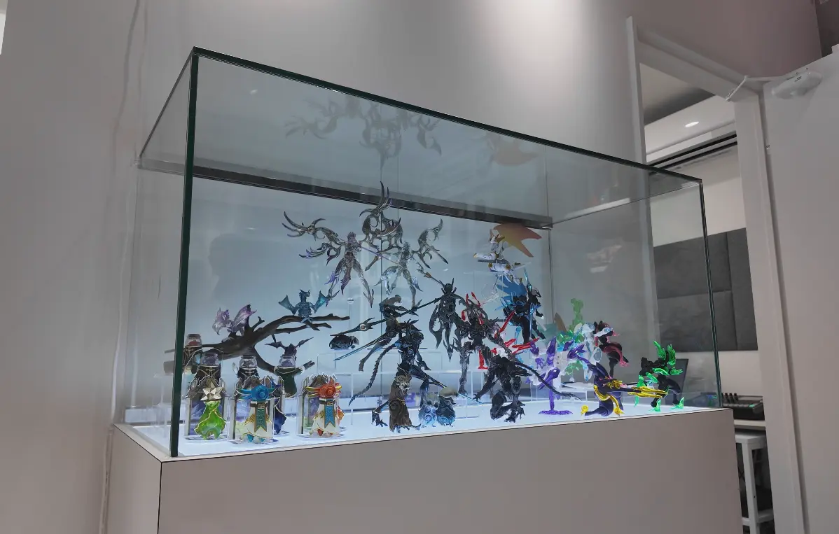 サンプルも多数展示中。壁面にはピクチャーレールもあり、キャンバス展示も可能