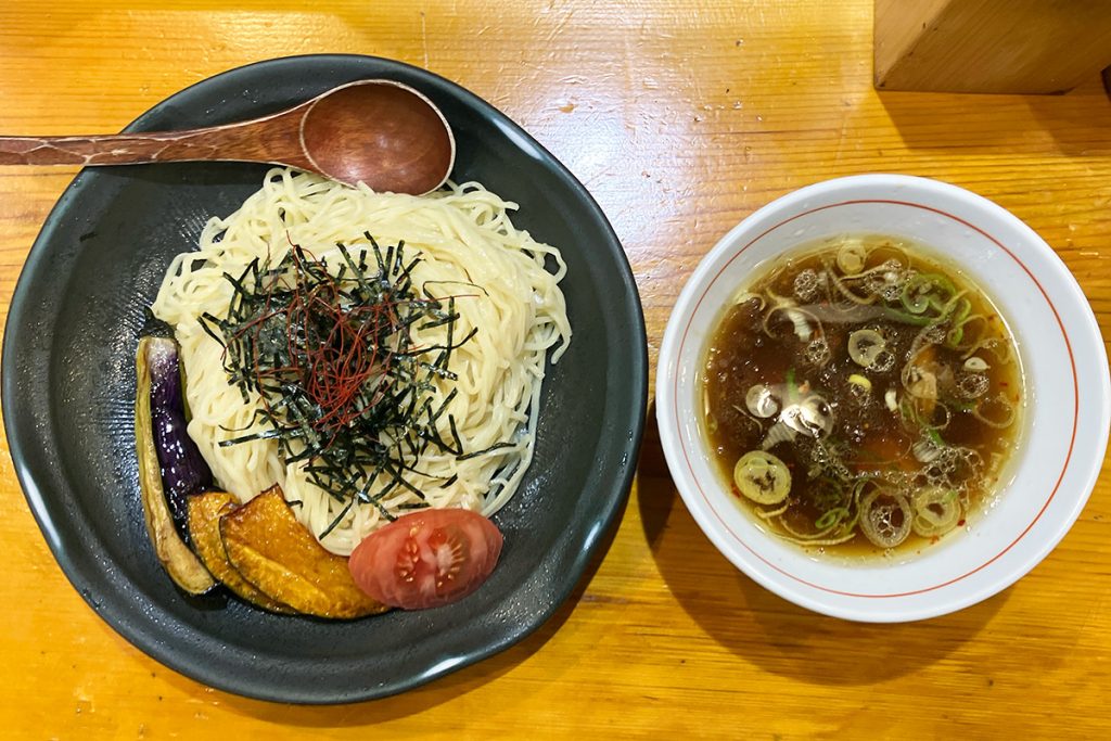 「そるともりそば（大盛）」1120円（税込）、スープは「ニンニク醤油味」