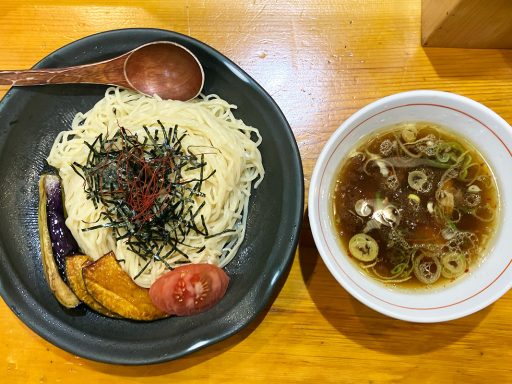 「そるともりそば（大盛）」1120円（税込）、スープは「ニンニク醤油味」