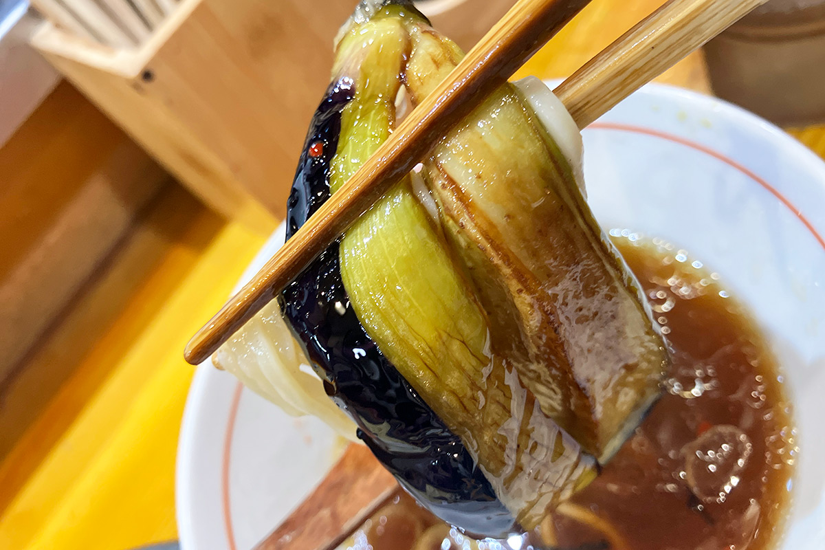 揚げ茄子のしっとりとした食感も感じられ