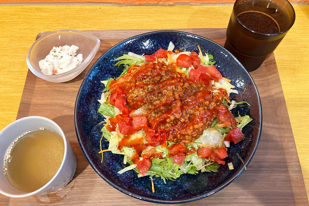 「タコライス ヴィーガン(ターメリックライス・2辛)」野菜&ソイミートトッピング790円(税込)※グランドオープンキャンペーン