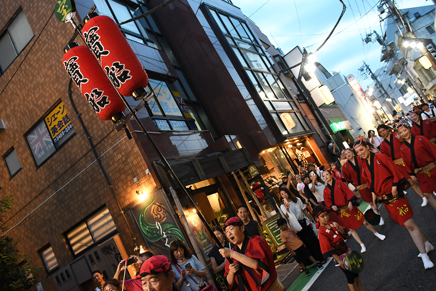 18時30分から始まる流し踊り、スタート位置に着く「寶船」