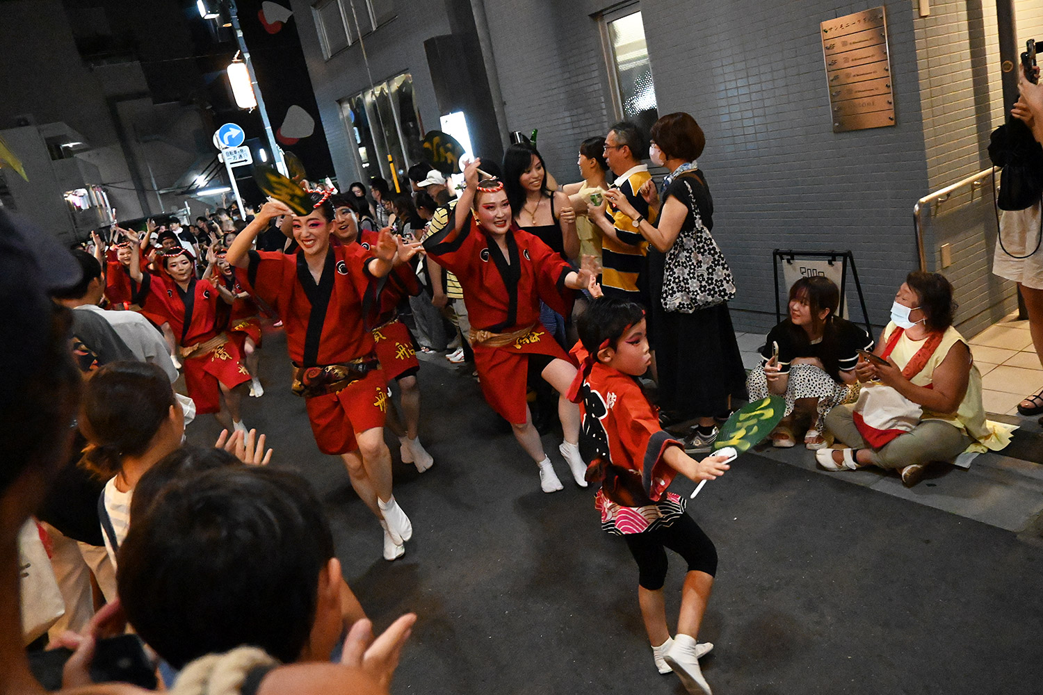 細い路地を流し踊りで進みます