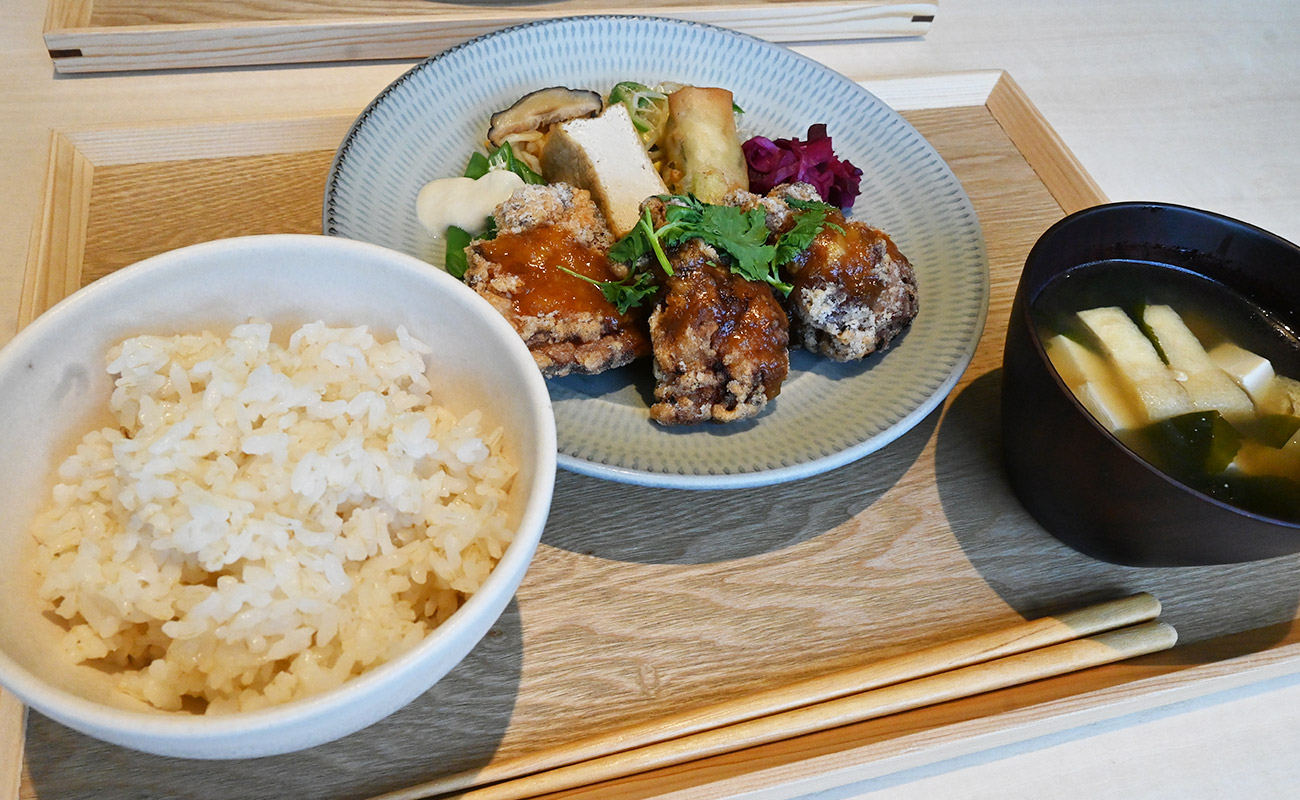 ランチタイムは定食も提供