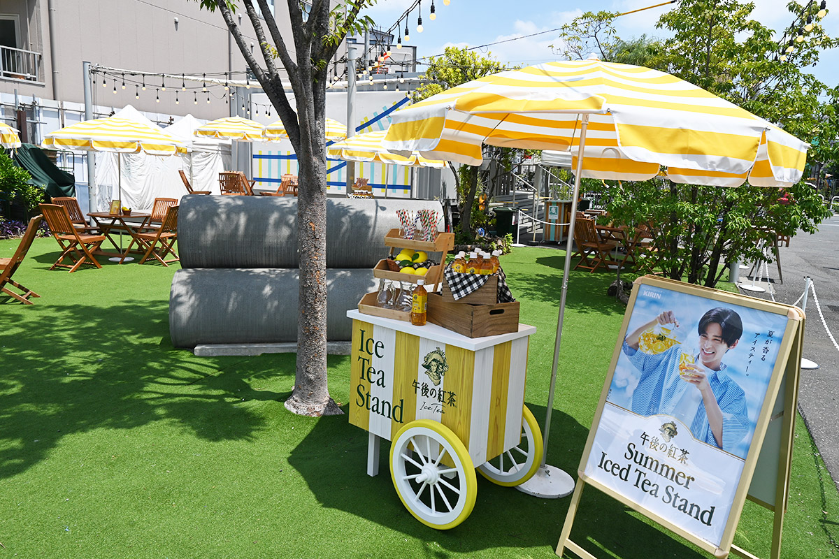 下北線路街空き地が、『夏のアイスティースタンド』に。午後の紅茶は目黒蓮くんがCMに出演してますね