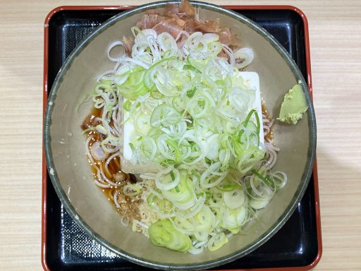 箱根そば「豆腐一丁そば」630円に「ネギダブル」60円（ともに税込）