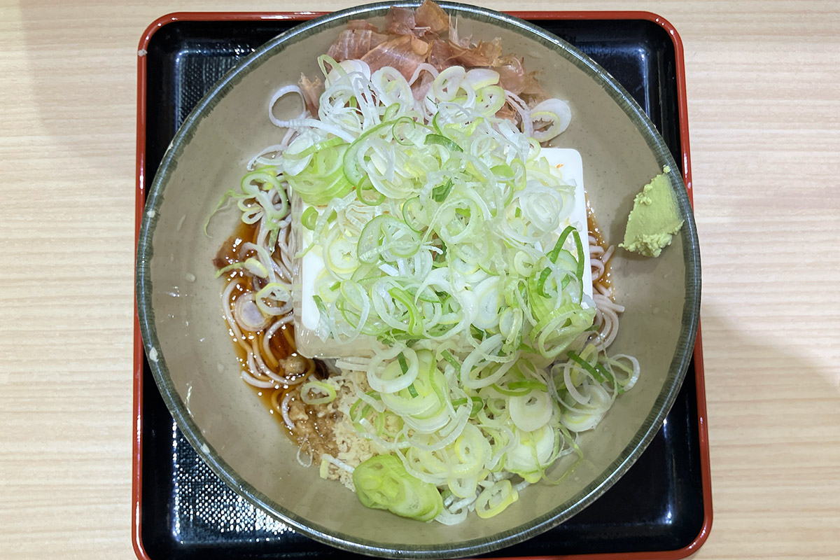 箱根そば「豆腐一丁そば」630円に「ネギダブル」60円（ともに税込）
