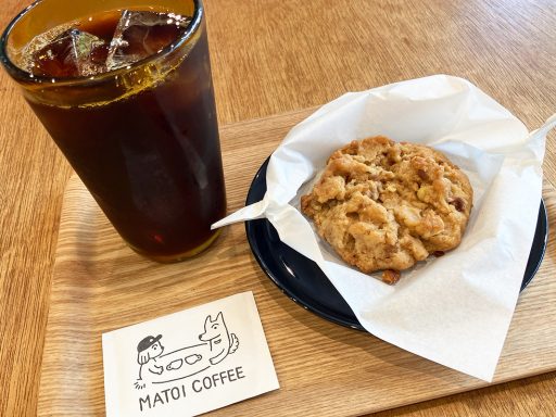 MATOI COFFEEの「アイスコーヒー（ブレンド）」600円と「ぺっちゃんこスコーン 黒糖くるみ」420円