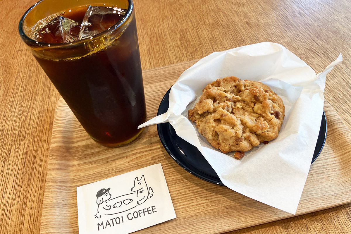 MATOI COFFEEの「アイスコーヒー（ブレンド）」600円と「ぺっちゃんこスコーン 黒糖くるみ」420円