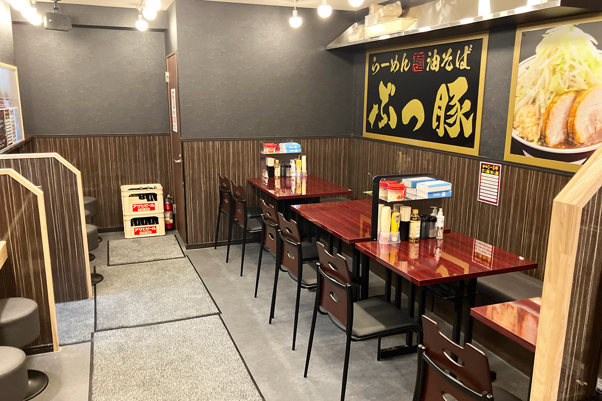 4人掛けのテーブル席2つに2人掛けのテーブル席が2つ