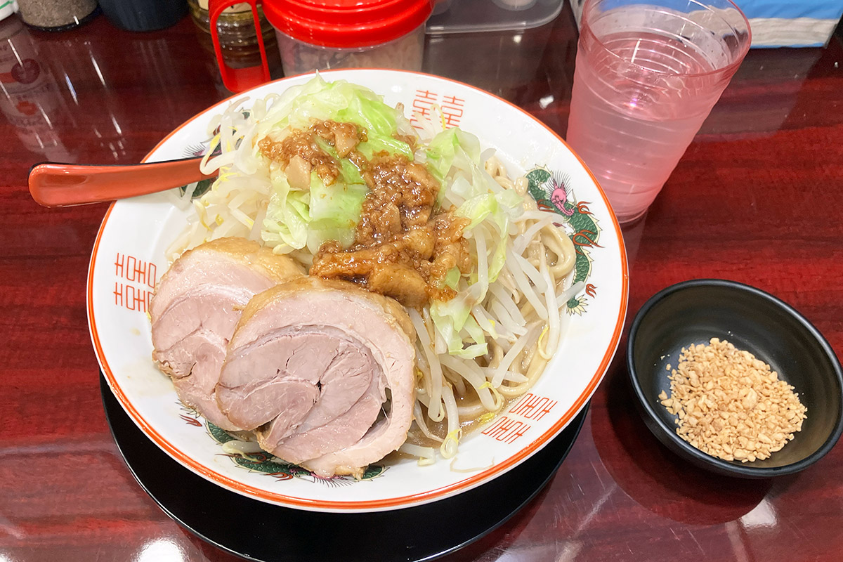 ぶっ豚 下北沢店「小ラーメン(野菜マシアブラマシ)」980円(税込)