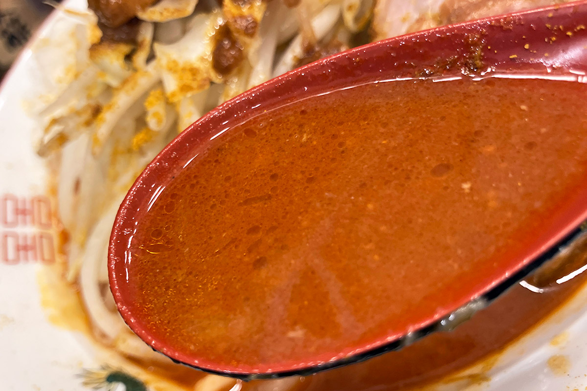 これが6辛の「カレっ豚」スープ。紅い、けどレンゲの色と同化しててよくわからないっすね