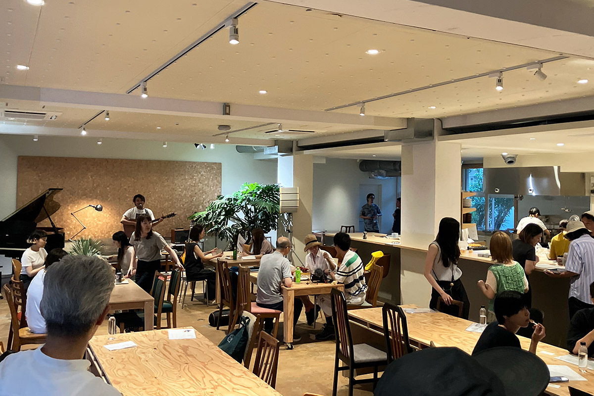 レセプションの時間になり「Marked池尻 / GOOD TEMPO -MUSIC, BAR & PLANTS-」では、ライブが始まりました