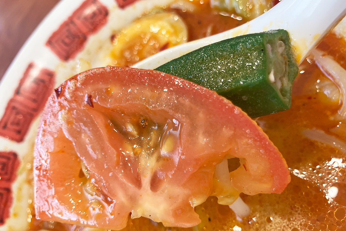 なぜか、トマトとオクラという夏野菜