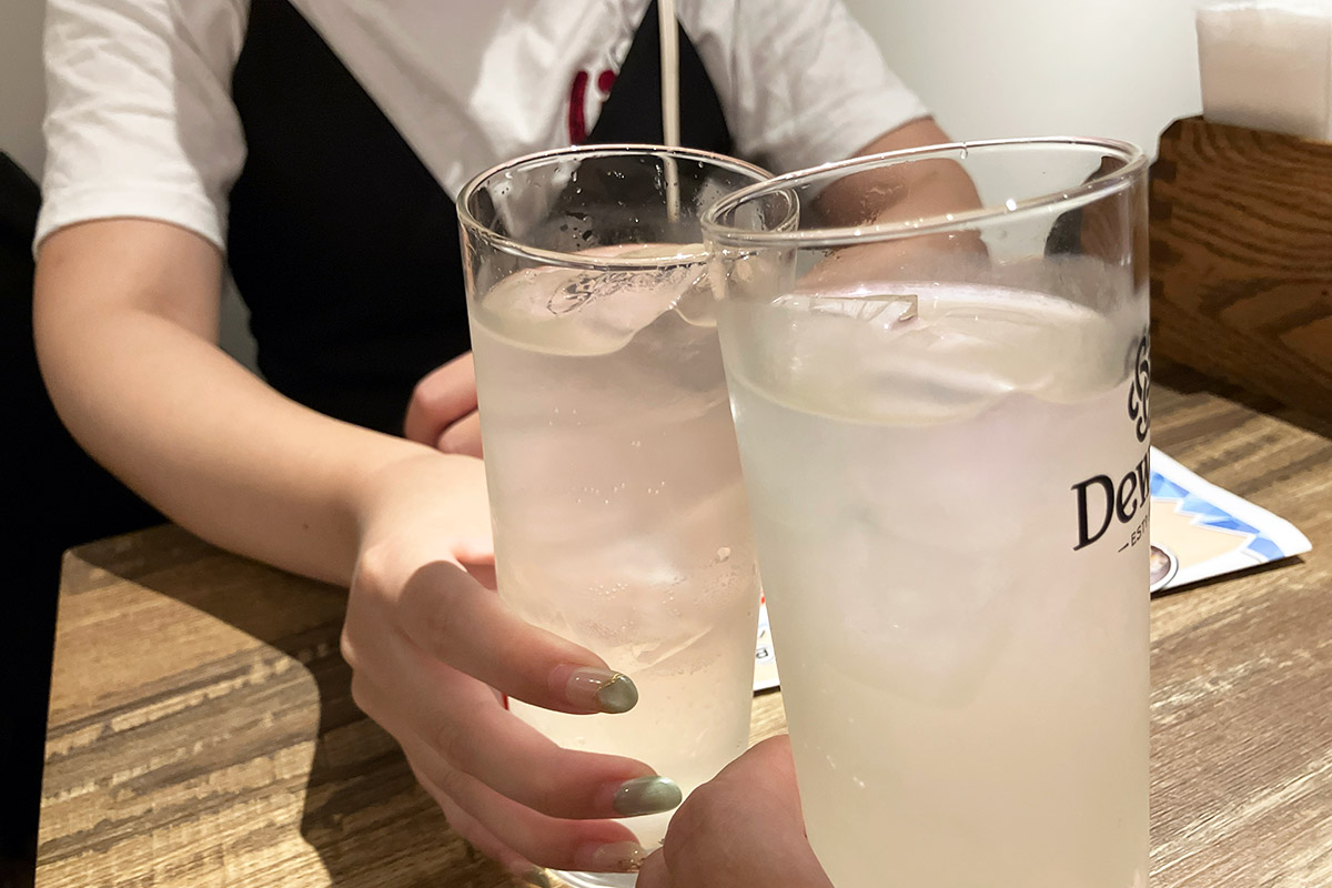 ビールがドリンクに含まれておらずちょっとテンション下がり目なHさんですが、レモンサワーで乾杯です