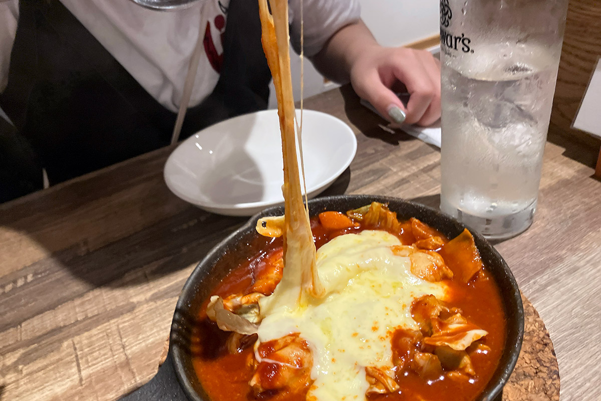 うおおおお、めっちゃ伸びるよこのチーズ! Hさんもテンション爆上げ!!