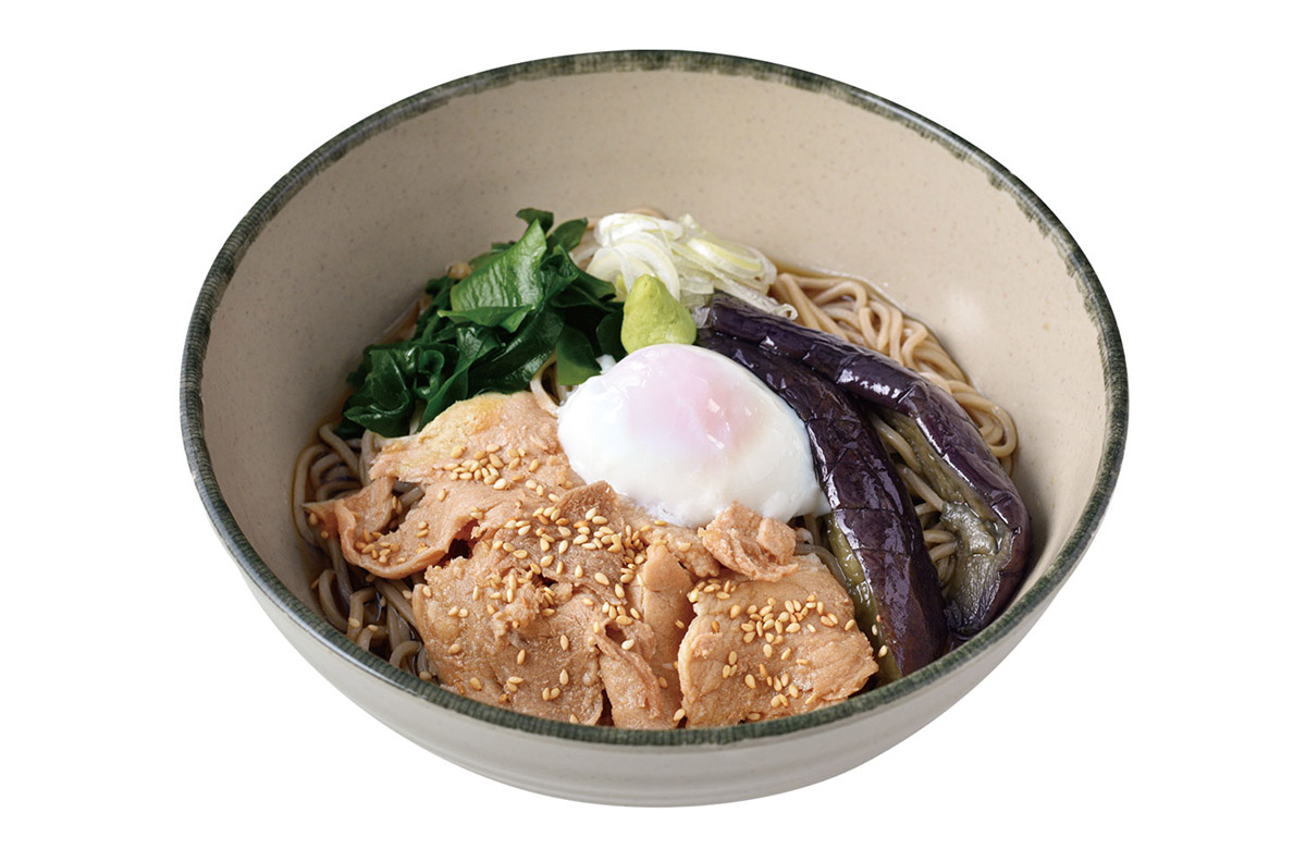 「豚肉と揚げ茄子のそば～温玉のせ～（そば・うどん）」690円