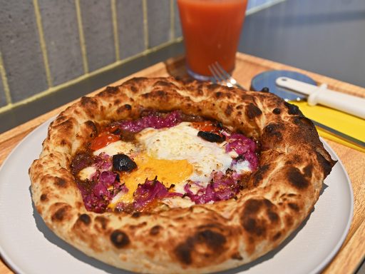 下北沢でしか味わえない！400℃ PIZZA Piu Shimokitazawaの「カレピ(Curry PIZZA)」