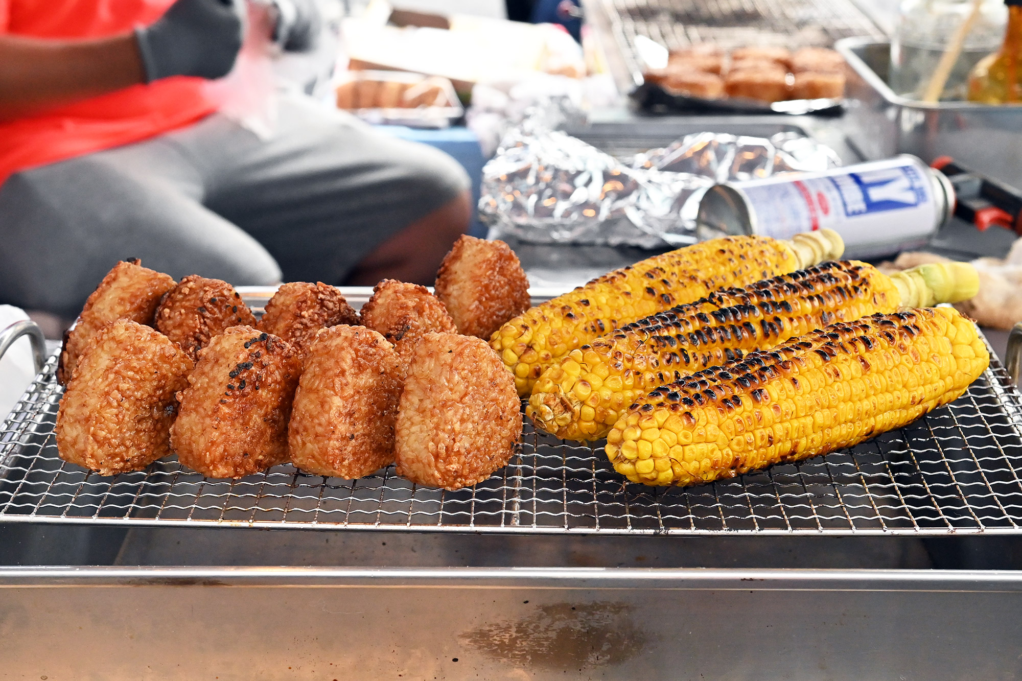 焼きおにぎりとトウモロコシ、いい案配に焼けてておいしそう！