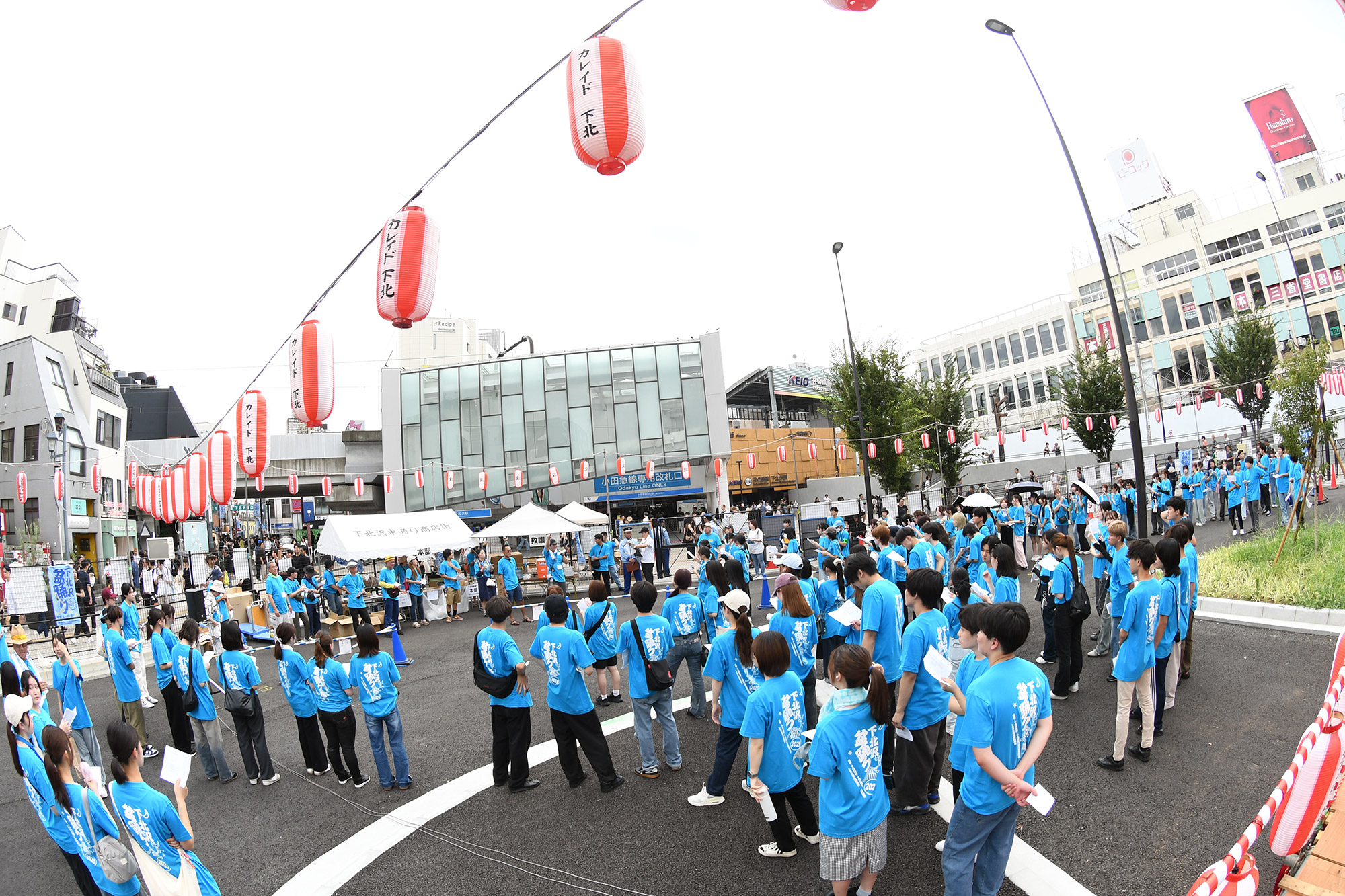 開場を前にスタッフが全員集合しての全体MTG、今年も近隣大学を中心に多くのボランティアスタッフの皆さんに参加いただきました