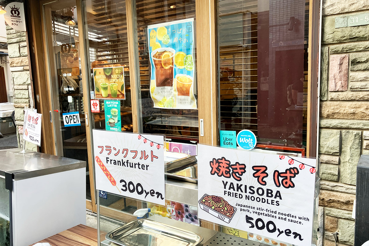 『mixture』さんはパンではなく、露店の定番フランクフルトと焼きそばを販売