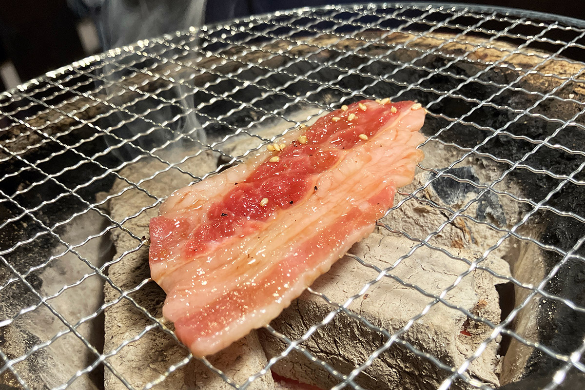 炭火で焼きはじめる