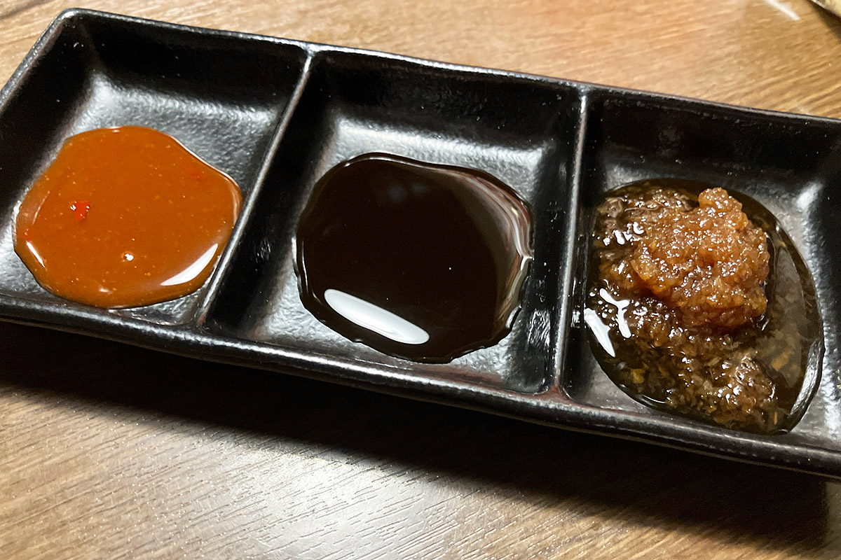 タレ皿が3つに分かれているのなら、3種類試してみよう