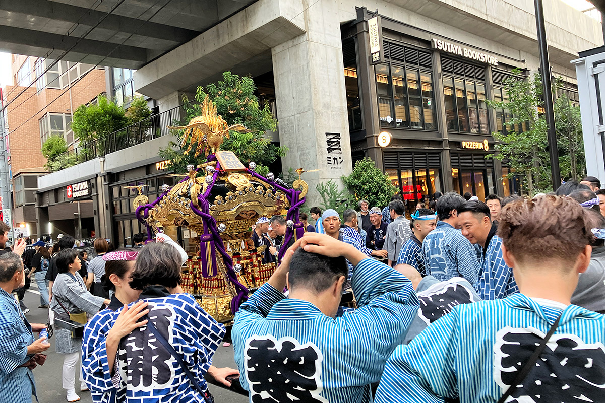 祭典式が齊行された後、各御神輿はそれぞれの地区に戻ります。日曜日は夜遅くまで、下北沢の街に御神輿が舞います