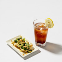 『楽観』
(D街区・D202)・ALOHA!! カシスウーロンinおろしリンゴ割 500円
・パクチー餃子4個 480円