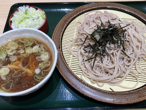 箱根そば「鴨つけそば」680円、ネギも倍量＋30円（共に税込）