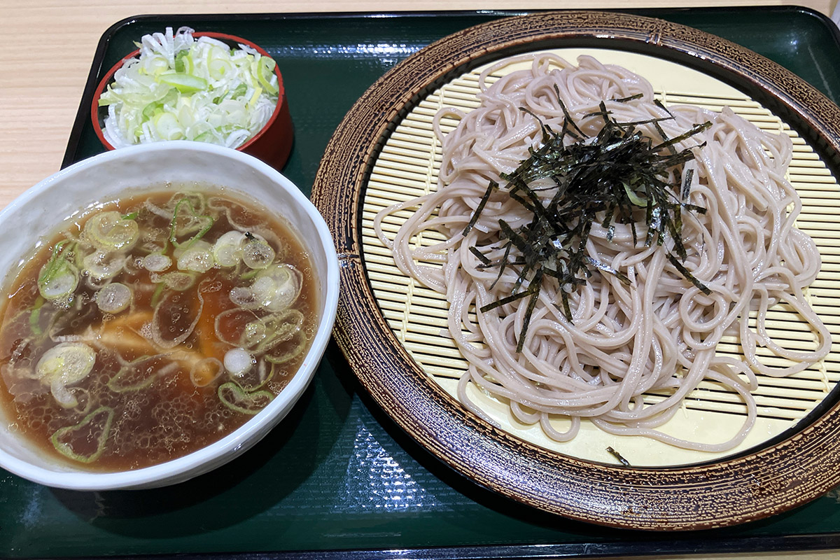 箱根そば「鴨つけそば」680円、ネギも倍量＋30円（共に税込）