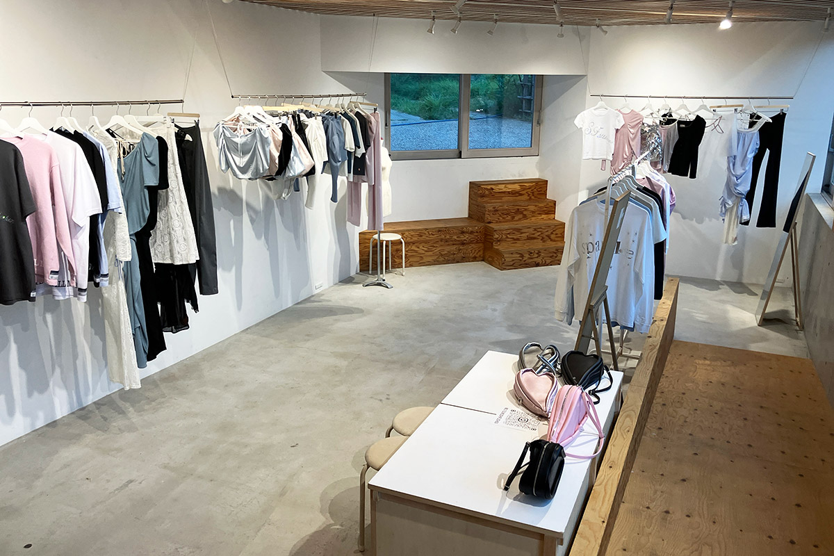 以前は基本的にアート展示のみでしたが、このようにファッションブランドの展示会も開催できます