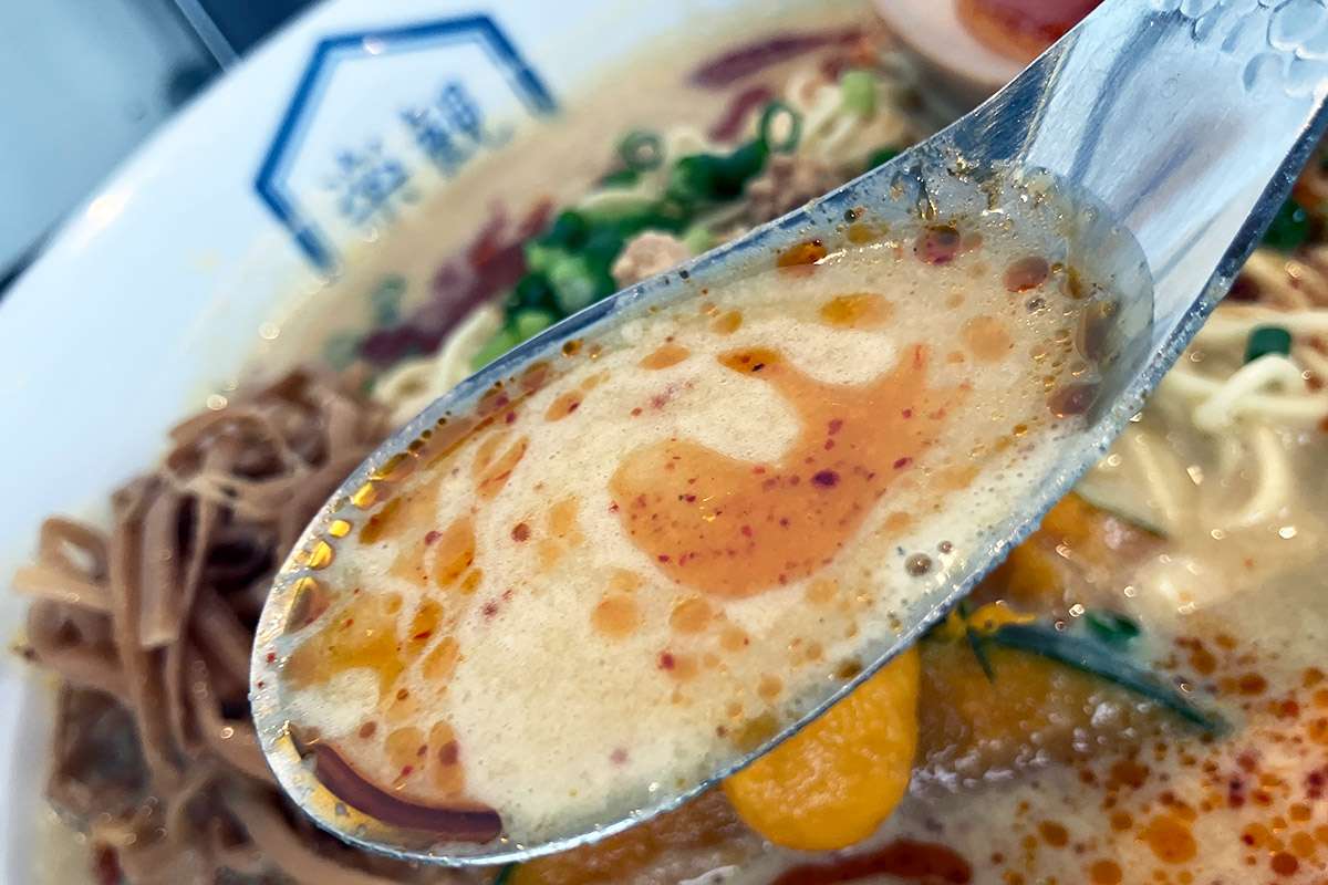 まずはスープから味わいましょう