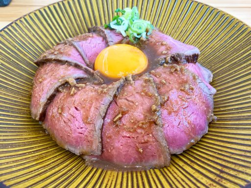 ジュウゴノニク「黒毛和牛味噌漬けローストビーフ丼」