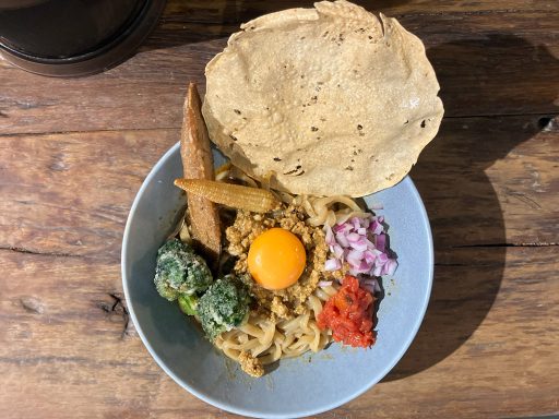 スパイスラーメン点と線.「月見キーマまぜそば TKM2025」1300円（税込）