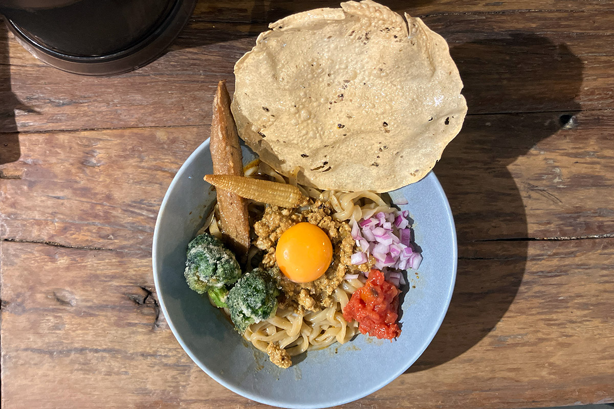 スパイスラーメン点と線.「月見キーマまぜそば TKM2025」1300円（税込）