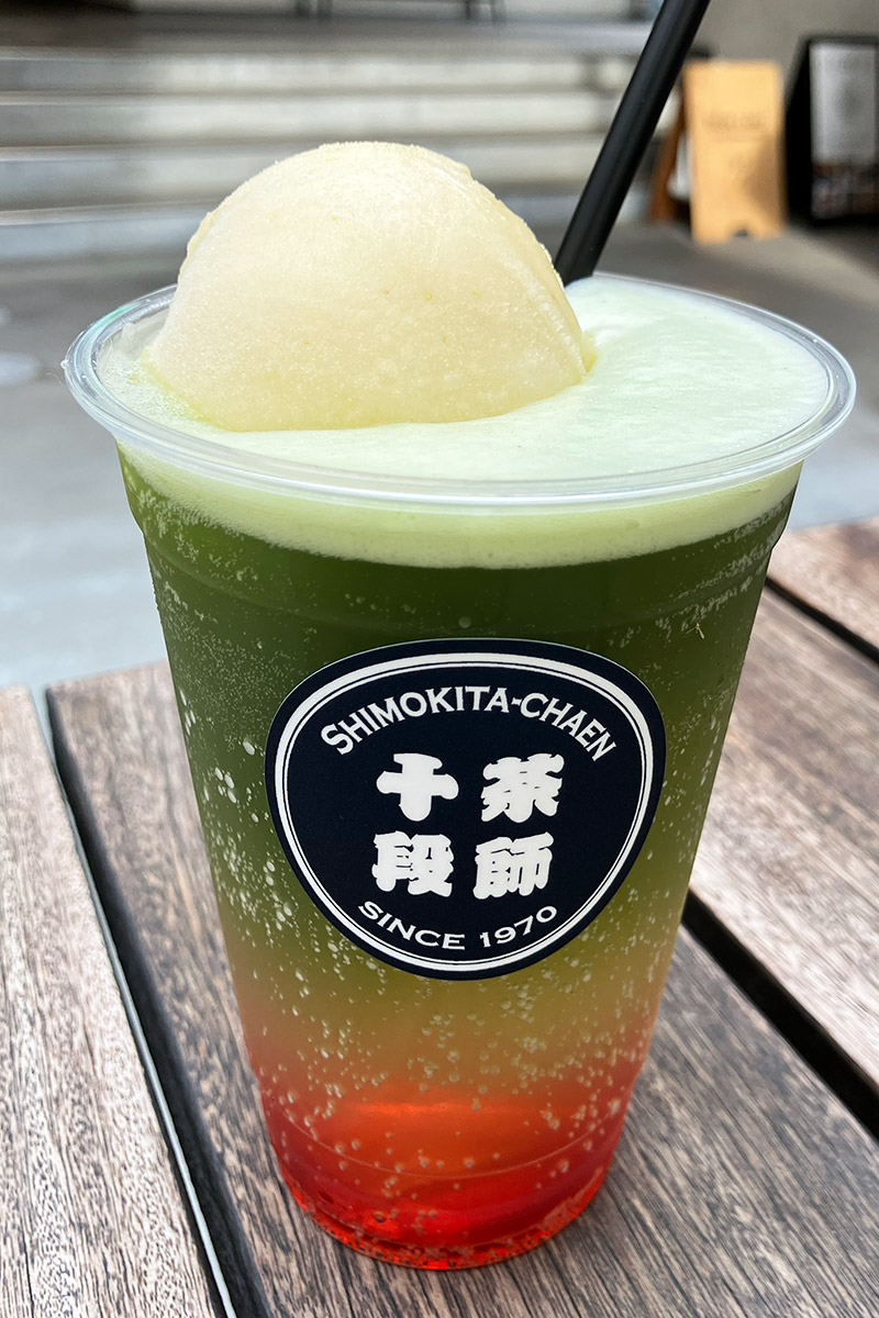 「いちりんかのムーンフロート」抹茶風味×ざくろシロップ