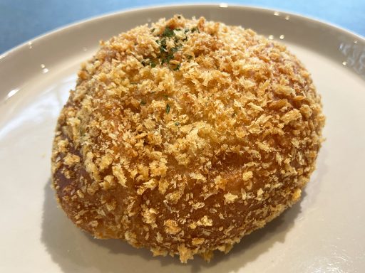 わざわざ行く価値あり！Universal Bakes and Cafe「焼きカレーパン」