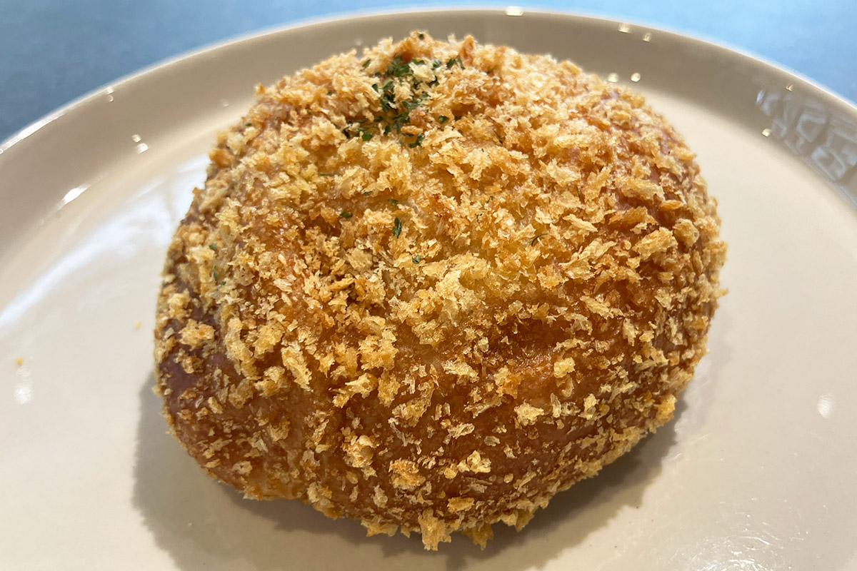 わざわざ行く価値あり！Universal Bakes and Cafe「焼きカレーパン」