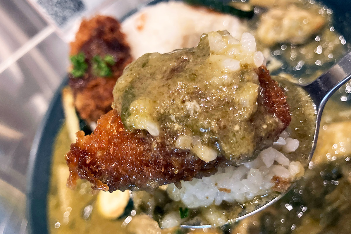 牡蠣フライにカレーをかけて味わってみる
