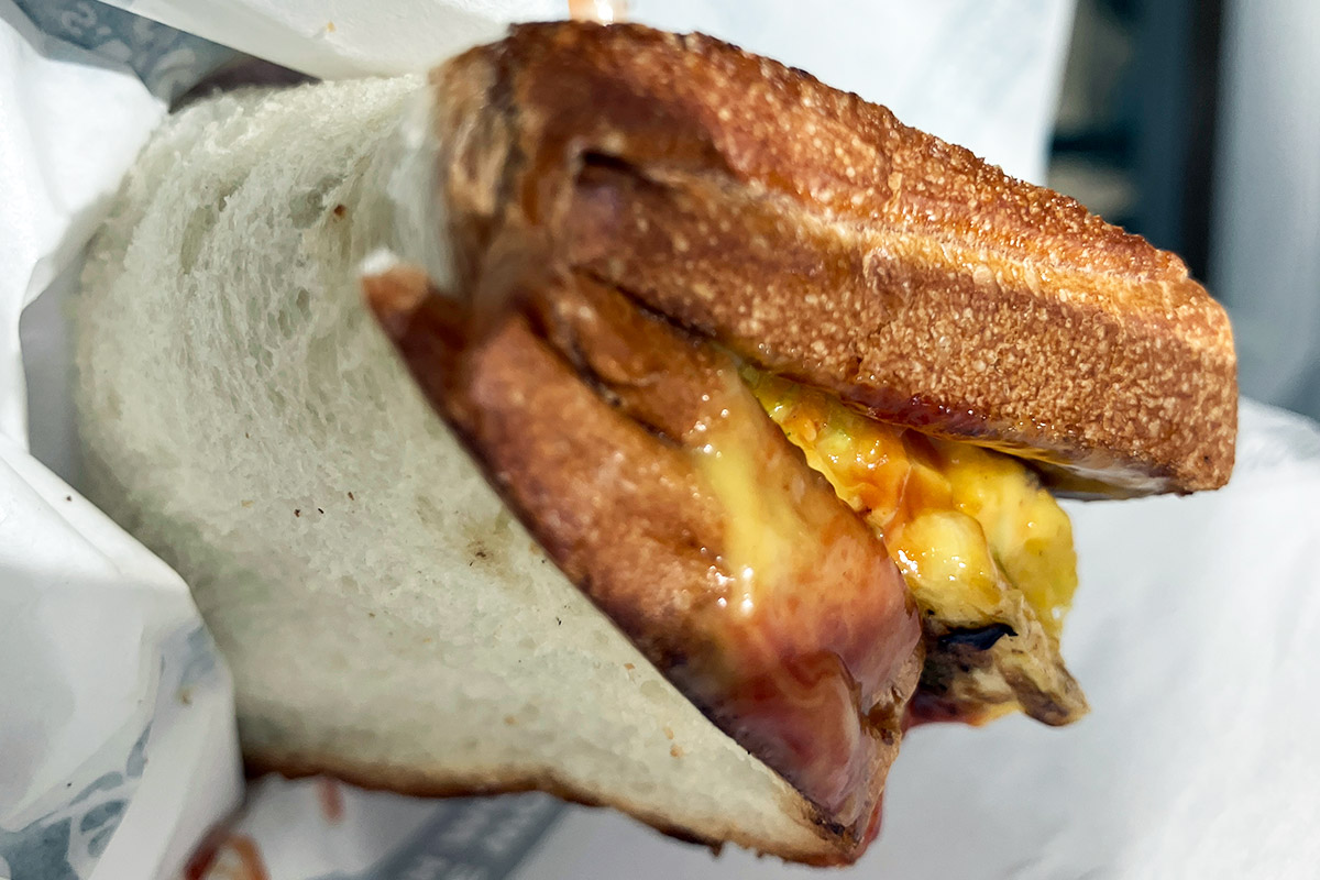 こんな感じでトーストを折り曲げて、何かを挟んでいます