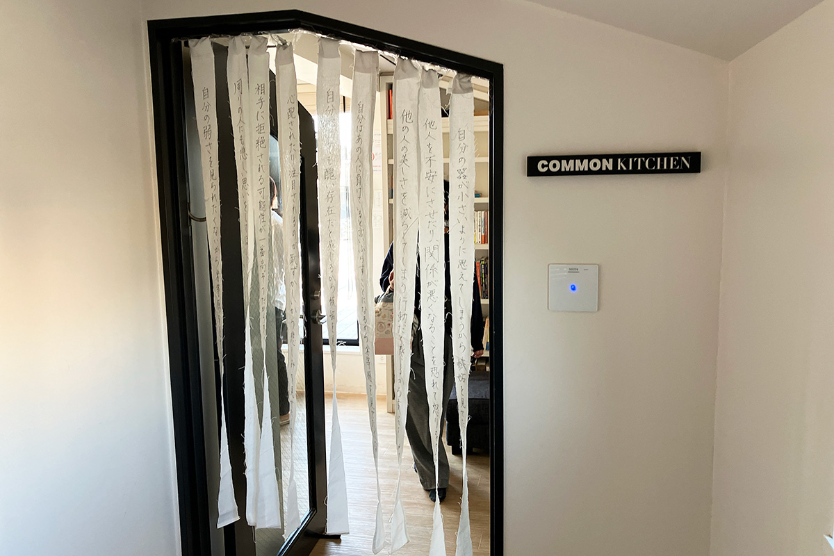 そして、最上階5階ですが、もうキッチンの入り口からしてなにかありそう